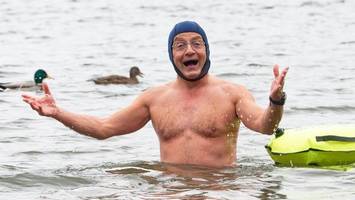 wigald boning badet vor dem reichstag – und bekommt stress mit der polizei