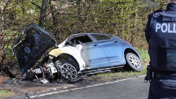 Auto fängt Feuer bei Unfall: Ersthelfer retten Fahrerin (76) das Leben