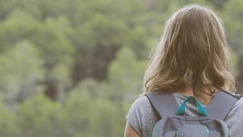 13-jährige sexuell belästigt – von männern mit halstattoo und gummihandschuhen