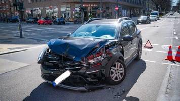 auto kollidiert mit krankenwagen: fuhlsbüttler straße nach unfall gesperrt