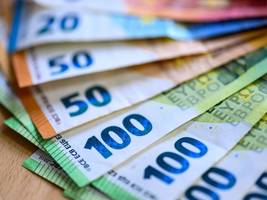 Schwaben: Motorradfahrer verliert Tausende Euro auf Bundesstraße