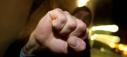 mehrere schläge gegen den kopf: 19-jähriger flüchtet