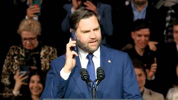 vance ruft trump von bühne an – und landet auf der mailbox