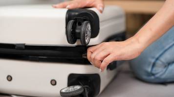 mutter pendelt zwischen london und dubai: „du packst deinen koffer nie weg“