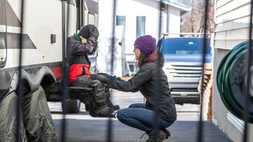 winterruhe vorbei: alain und seine familie müssen mit ihrem wohnwagen vor zwangsräumung fliehen