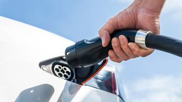 tanken teurer denn je: remys tesla fährt momentan günstiger als der twingo seiner freundin