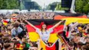 Erlass erwartet: Public Viewing zur Fußball-WM auch spätabends möglich
