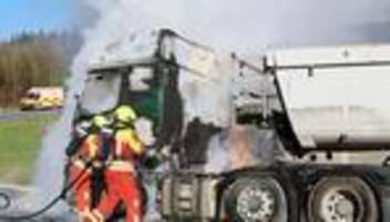 Feuer: Lastwagen brennt auf A3 aus – Fahrer bleibt unverletzt