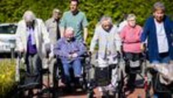 Praktikum: Ein Tag in der Seniorenresidenz mit Ministerpräsident Lies