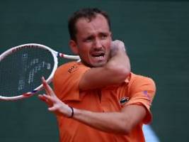 denkwürdiger tag für russen: sandplatzhasser medwedew kassiert peinliche pleite