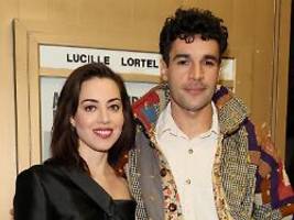 ehemann starb 2025: the white lotus-star aubrey plaza ist schwanger