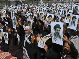 mit rücken zur wand in gespräche: darum redet trump jetzt doch mit den mullahs