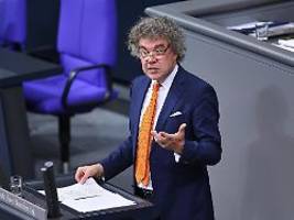 verbotene geste im bundestag? : afd-abgeordneter muss nach hitlergruß-vorwurf vor gericht