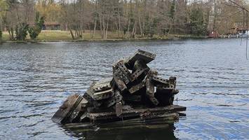 skurrile betontrümmer mitten in der müggelspree: das steckt dahinter