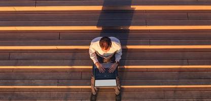 gallup-studie: stimmung unter beschäftigten in deutschland leicht verbessert