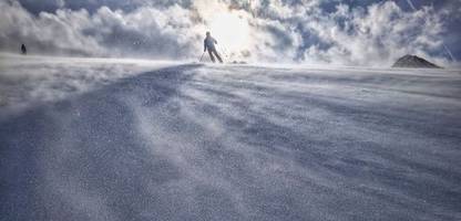 Skigebiet Zillertal Arena: Mann aus München stirbt nach schwerem Skiunfall in Tirol