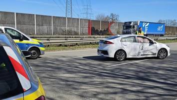 A1-Vollsperrung bei Hamburg: Gescheitertes Überholmanöver sorgt für Trümmerfeld
