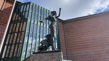 Gedroht, geschlagen, Geld gefordert: Zwei Erpresser vor Gericht