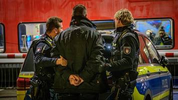 mann spaziert in gleisen – zugführer verhindert tödliches unglück