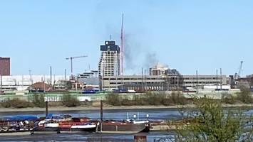 Kind nach Feuer im Krankenhaus – Rauchwolke kilometerweit sichtbar