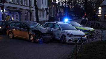 Rotlicht missachtet? Zwei Autos krachen auf Kreuzung ineinander