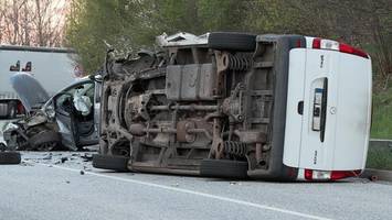 Transporter kollidiert bei Finkenwerder mit Pkw und überschlägt sich