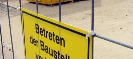 schwerer diebstahl: unbekannte stehlen baumaschinen aus container