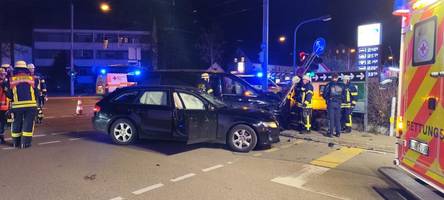 Unfall in Oberhausen: Zwei Autos kollidieren an Kreuzung