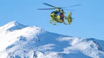 In Jogginghose und Turnschuhen: Wanderer bleiben im Schnee stecken und müssen gerettet werden