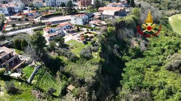riesen-erdrutsch in italien: video zeigt riss durch gärten