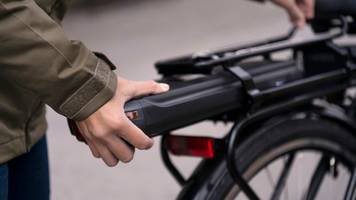 „Für den Kick“: Fahrradmechaniker stiehlt an freiem Tag Akkus von E-Bikes