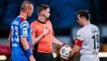 3. Fußball-Liga: Schnapsflache und Feuer: Hansa-Coach verurteilt Randale