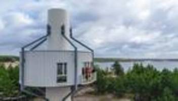 Urlaub am Tagebau: Altes Windrad am See jetzt Ferienunterkunft