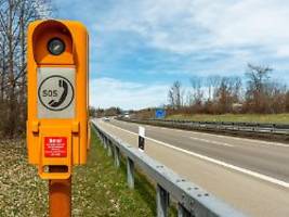 autogeburten nehmen zu: frau bringt baby auf standstreifen der a23 zur welt