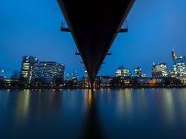 mordversuch nach streit?: mann stößt nichtschwimmer-partnerin in den main