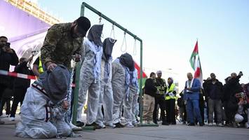 pro-palästina-demo am alexanderplatz: aktivisten provozieren mit „hinrichtung“