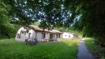 ekel-unterkunft: gemeinde will bewohner umsiedeln, doch es gibt probleme