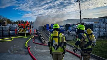 Feuer in Entsorgungsbetrieb – Rauchsäule bis Hamburg zu sehen