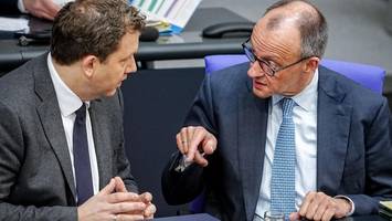 krisengipfel im kanzleramt? merz trifft klingbeil und reiche