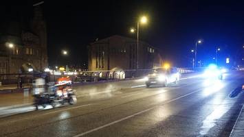 mit polizeibegleitung durch die nacht: so entsteht die blaue linie für den marathon