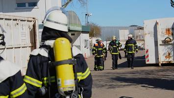 austritt eines umweltgifts: feuerwehreinsatz auf dem recyclinghof