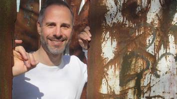 Dieser Hamburger Krimiautor lässt im Alten Land und an der Nordsee morden