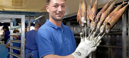 steckerlfisch vom augsburger plärrer: der „fischertoni“ und das geheimnis des beliebten essens