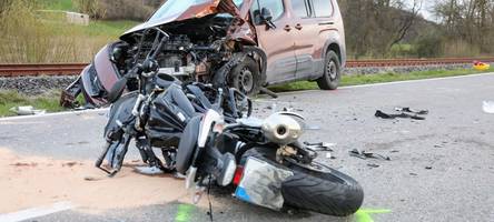 Schwerer Unfall mit sieben Verletzten in Walkertshofen