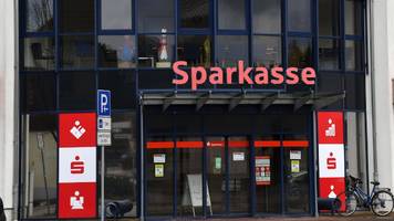 Mann überfällt Sparkasse und verschanzt sich, SEK auf Weg