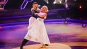 Fernsehen: Flieger, Babyglück, Bestnoten – viel Wirbel bei Let's Dance