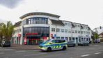 polizeieinsatz: vernehmungen nach großeinsatz an bankfiliale