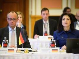 der kanzler ist befremdet: merz pfeift reiche nach attacken gegen spd zurück