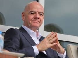 kampf um neue mega-wm: südamerika wirft sich fifa-boss infantino jetzt schon zu füßen