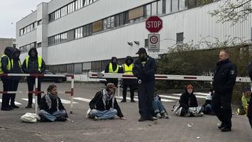 Aktivisten versperren Einfahrt zu Rheinmetall-Fabrik in Gesundbrunnen